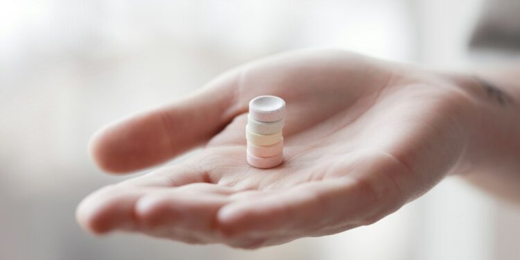 Which Of The Following Is A Common Symptom Of Vitamin B12 Deficiency?