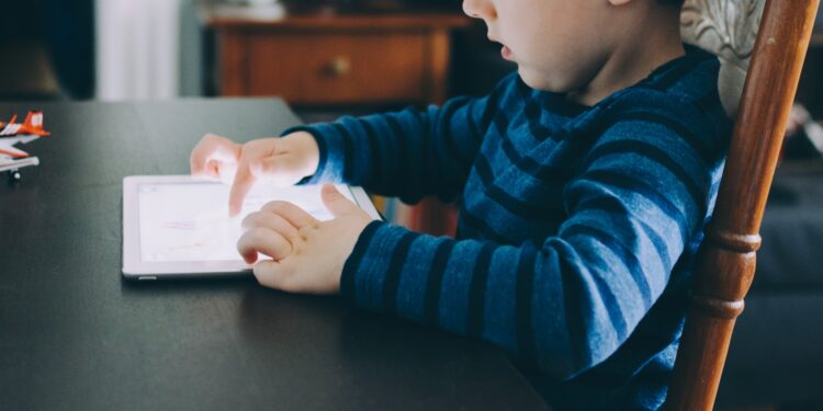60 Minutes Of Screen Time Boosts Nearsightedness Risk