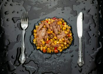 Which Diet Focuses On High Fat, Moderate Protein, And Very Low Carbs To Induce Ketosis?