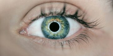Expert Reveals The Silent Threat To Retinas