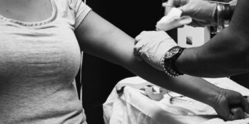 Which Blood Vessel Type Controls Blood Pressure By Constricting Or Dilating?